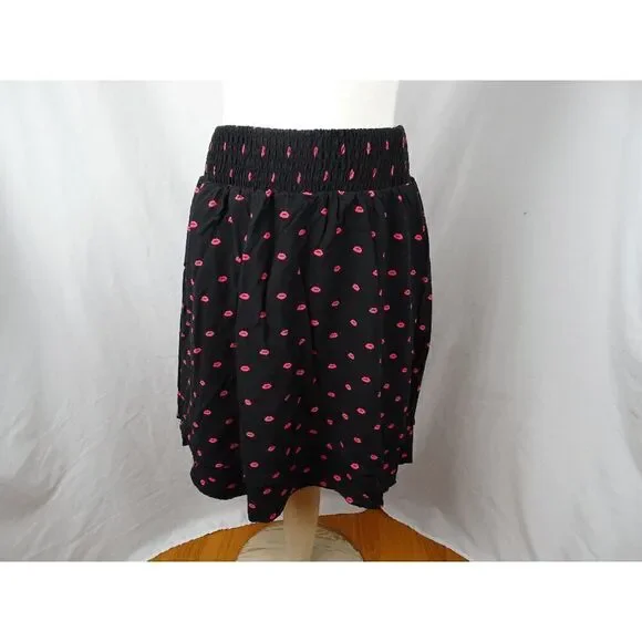 Torrid Women Kisses Skirt Size 2 - Picture 1 of 6